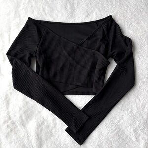 Black ribbed long sleeve crop top